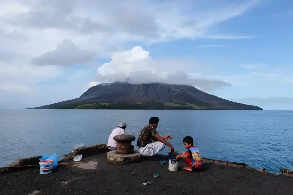 Indonezija u pripravnosti zbog novih erupcija na udaljenom vulkanu