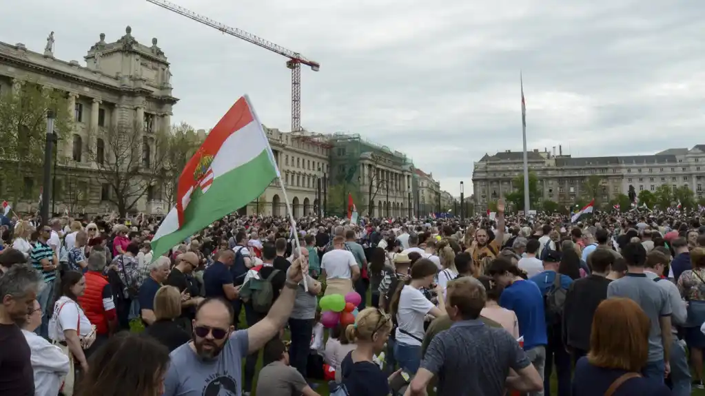 Budimpešta: Više desetina hiljada ljudi protestovalo protiv Orbanove vlade