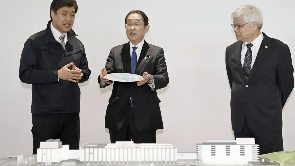 Japanski premijer posetio novu fabriku poluprovodnika, ključnu tačku u obnovi industrije čipova