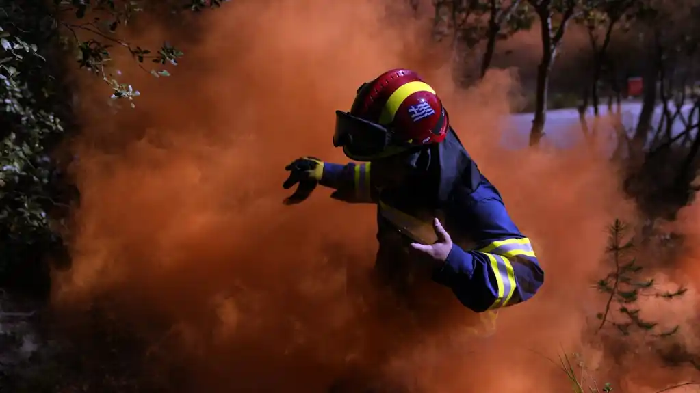 Veliki šumski požari na Peloponezu: Jak vetar i visoke temperature izazvali evakuaciju, jedan muškarac preminuo