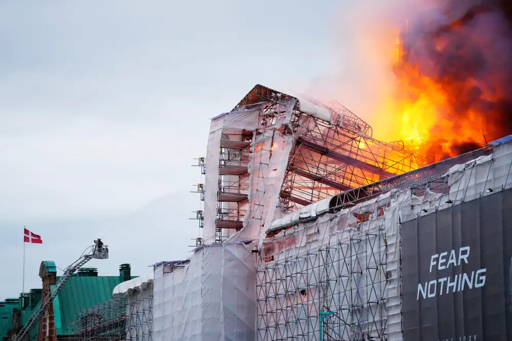 Požar u jednoj od najpoznatijih zgrada u Kopenhagenu: Srušio se ceo toranj