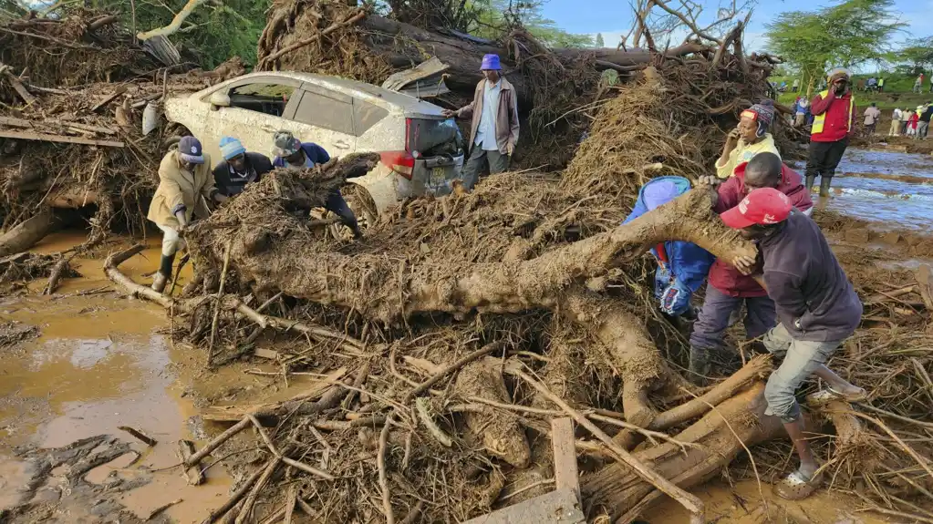 Najmanje 45 ljudi poginulo u zapadnoj Keniji, poplavne vode odnose kuće i automobile