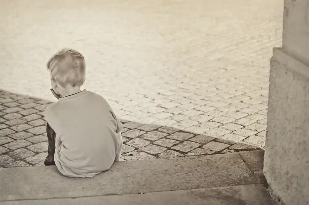 Nova studija otkriva da će usamljena deca češće doživeti psihozu