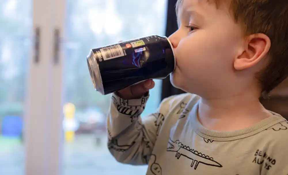 Odabir slatkih pića umesto voćnih sokova za malu decu povezan je sa rizikom od gojaznosti odraslih