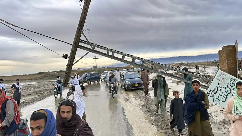 U poplavama u Pakistanu zbog kiše i topljenja glečera poginulo 46 ljudi