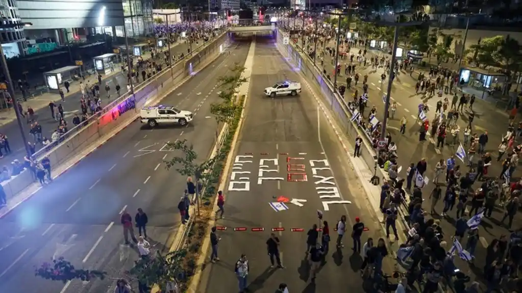 Pet povređenih u napadu na demonstrante u Tel Avivu