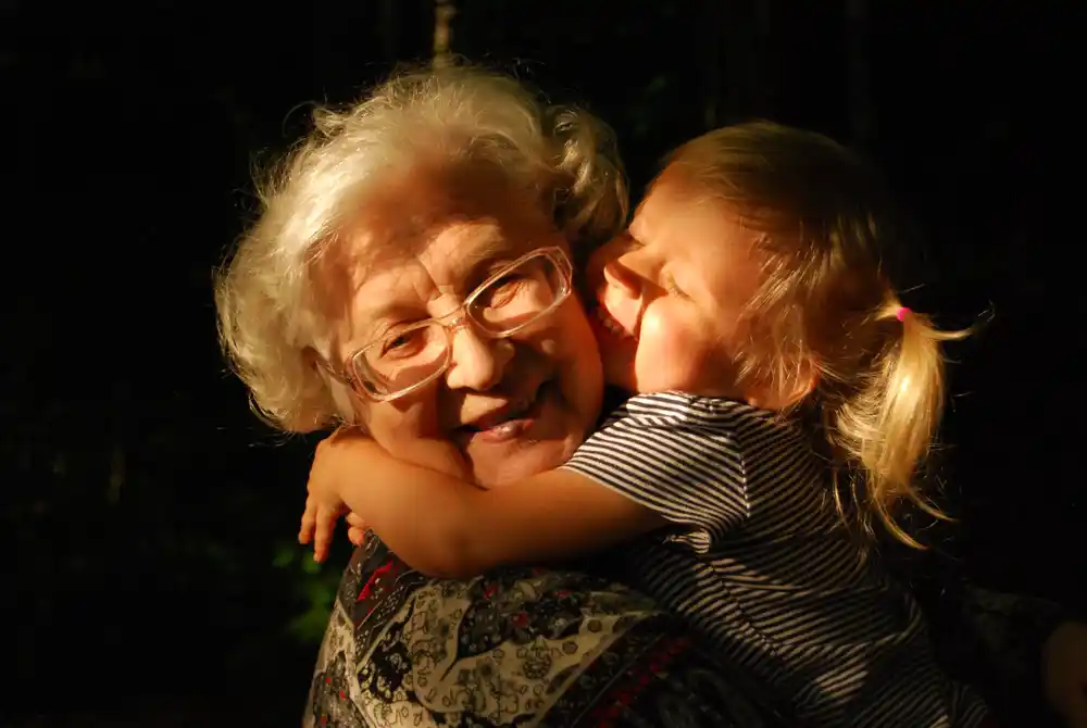 Podrška baka po majci može dugoročno poboljšati dobrobit unuka, pokazuje studija