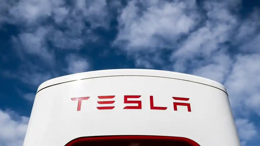 „Tesla“ otpušta više od deset odsto zaposlenih