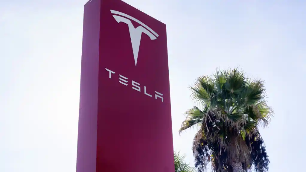 Tesla pozvala vlasnike novih pikapova ‘Sajbertrak’ da ih dovezu na popravku, zaglavljuje se pedala gasa