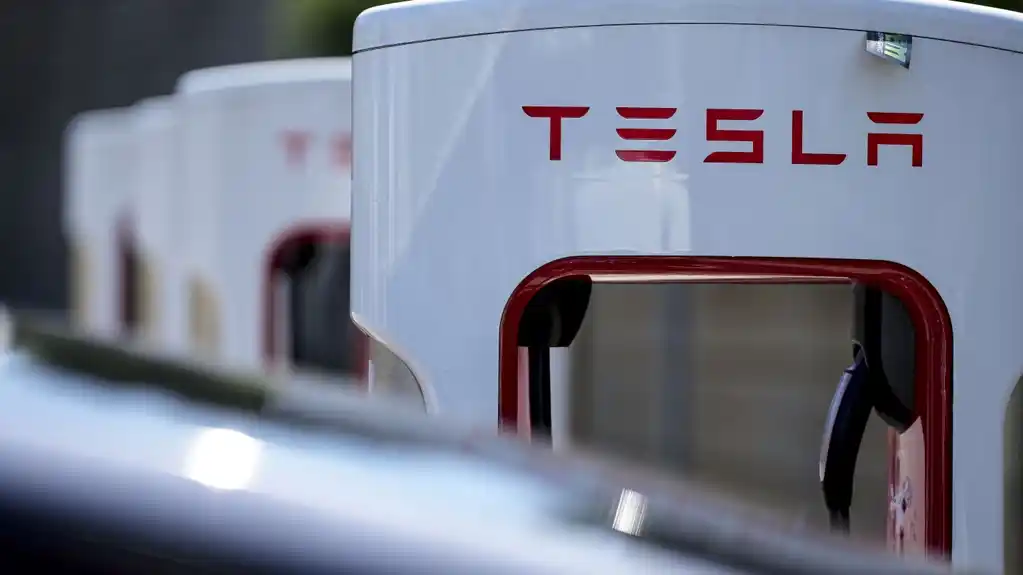 Tesla snizila cene sistema „potpune samostalne vožnje“ i vozila