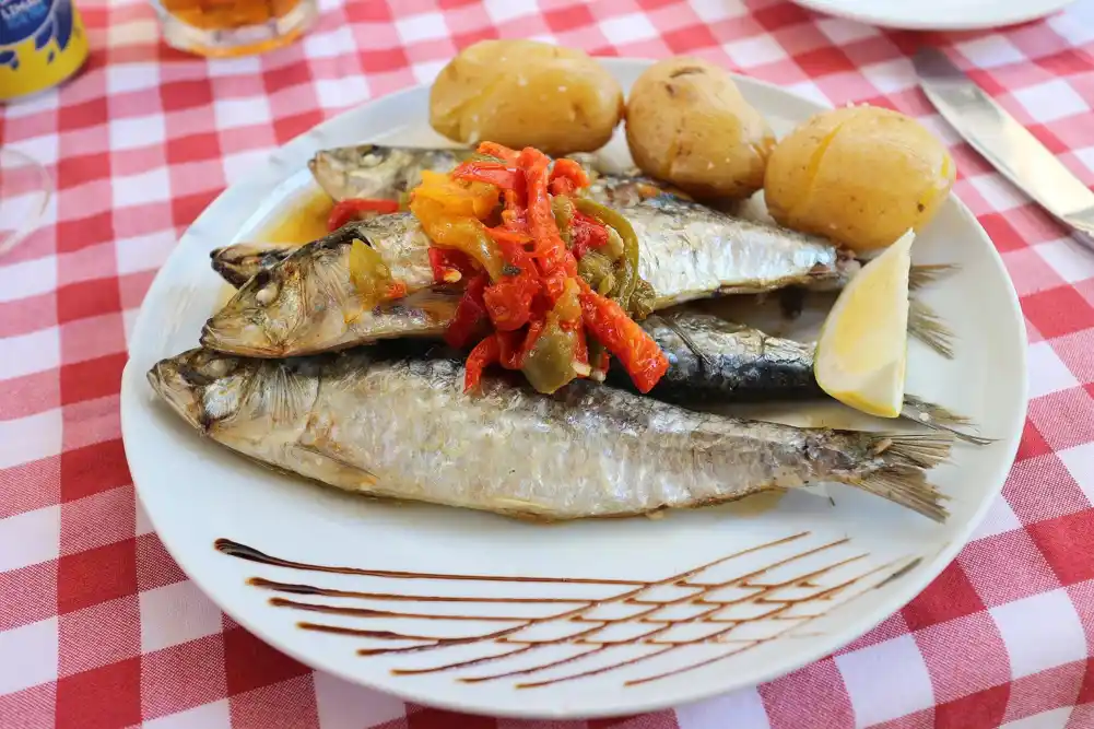 Zamena crvenog mesa za haringe/sardine mogla bi spasiti do 750.000 života godišnje 2050