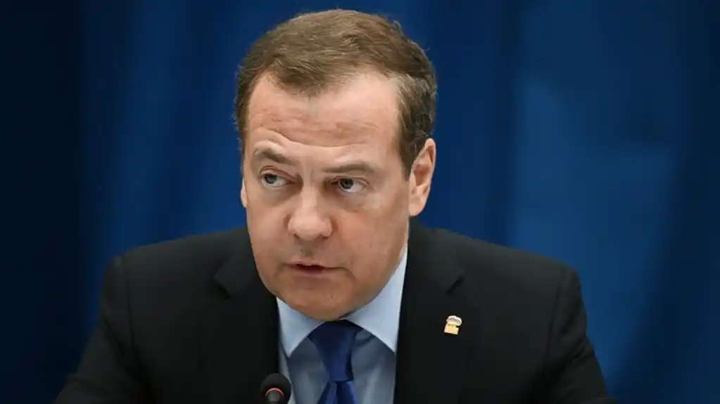 Medvedev poručuje: Rusija će morati da odgovori na ulazak zapadnih trupa u Ukrajinu