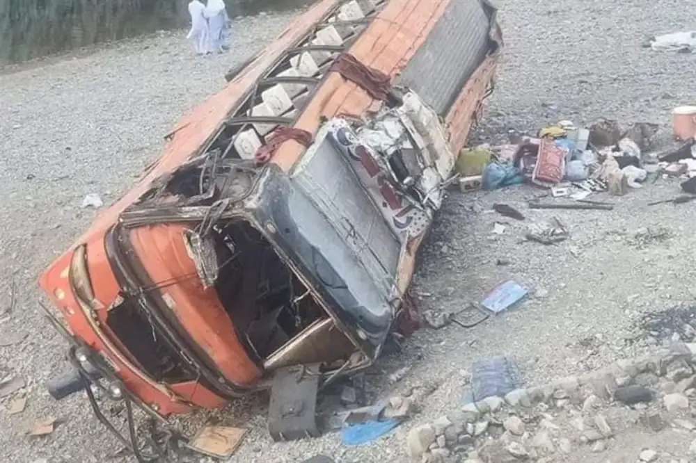 Autobus upao u jarugu na jugozapadu Pakistana, pri čemu je poginulo najmanje 20 putnika