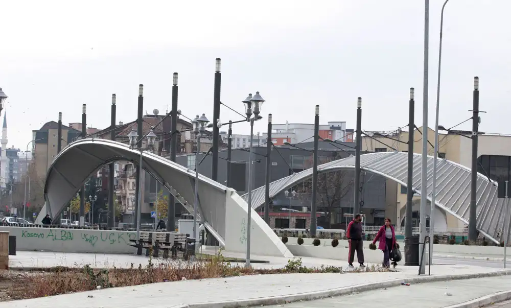 Kosovska Mitrovica: Situacija na mostu na Ibru nepromenjena