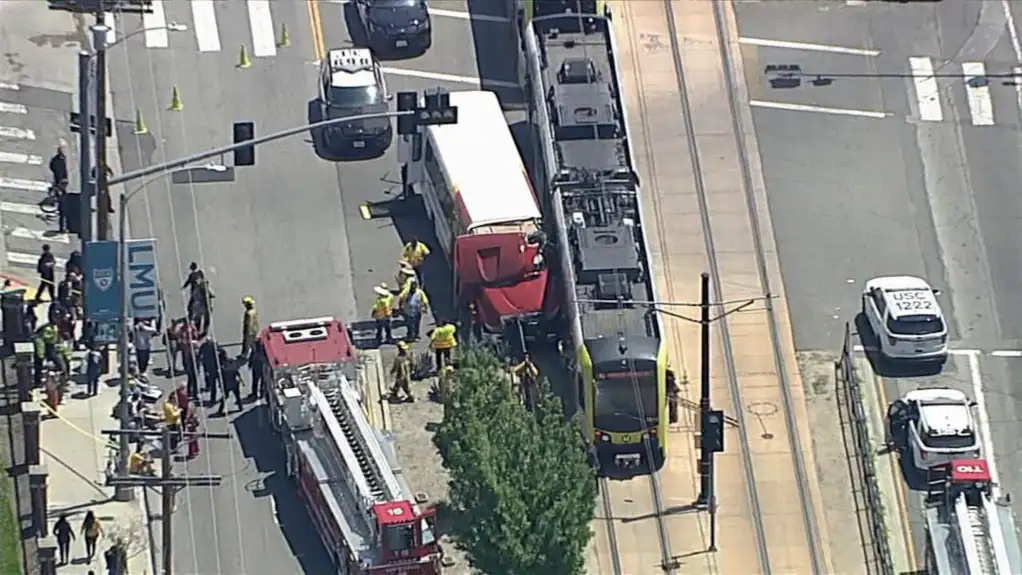 Voz metroa se sudario sa autobusom u centru Los Anđelesa, povređeno više od 50