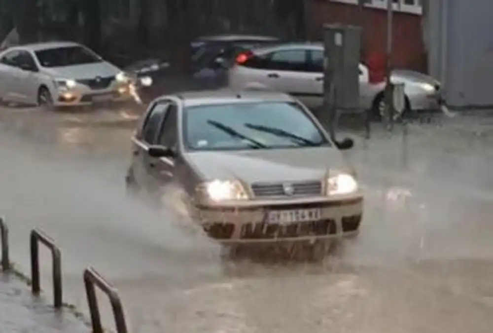 Nevreme u Aleksincu, bujice vode na ulicama: RHMZ upozorio na veliku količinu padavina