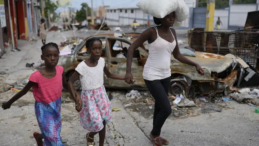 Napadi bandi na Haitiju izazvali haos i masovno bežanje stanovništva, dok se najavljuje novi premijer