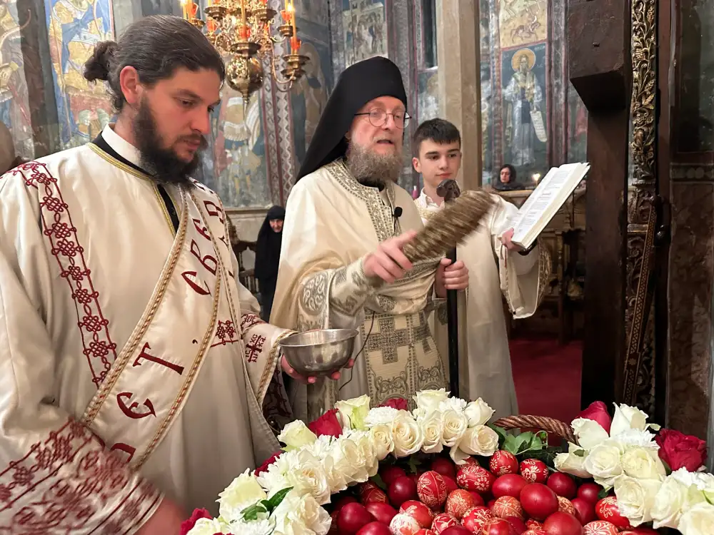 Više stotina vernika na Vaskršnjoj liturgiji u manastiru Visoki Dečani
