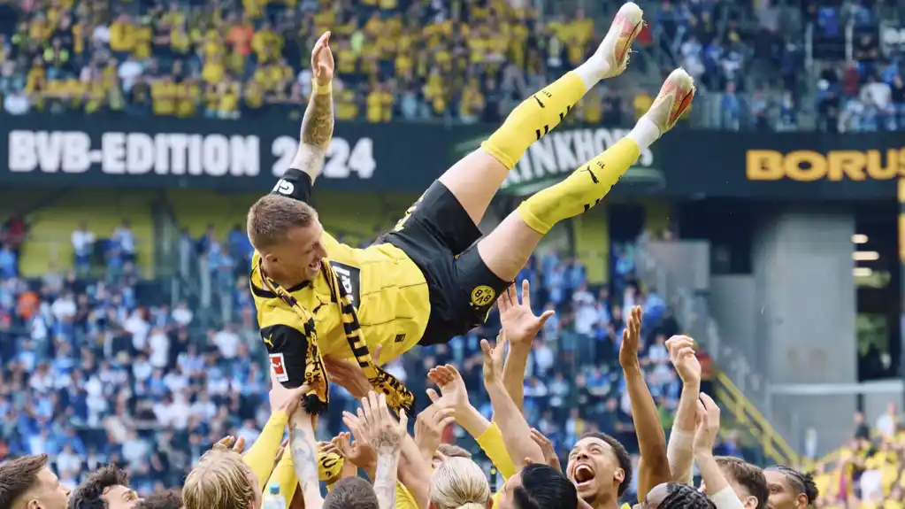 Marko Rojs, kapiten Borusije Dortmund, nudi oproštajno pivo za navijače na poslednjoj utakmici Bundeslige