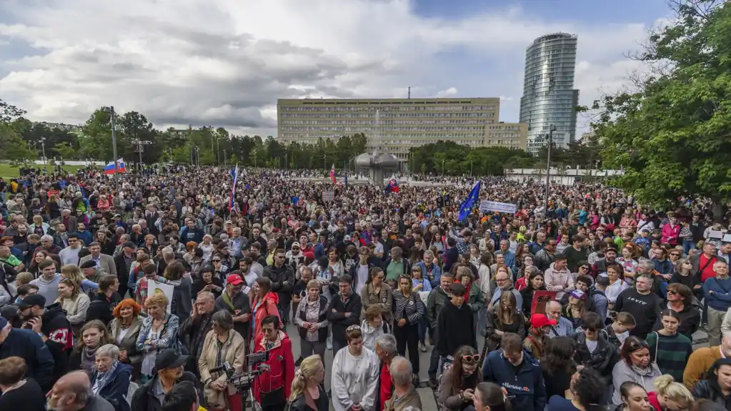 Hiljade Slovaka protestuju protiv kontroverznog remonta javnih medija, strahujući od gubitka nezavisnosti