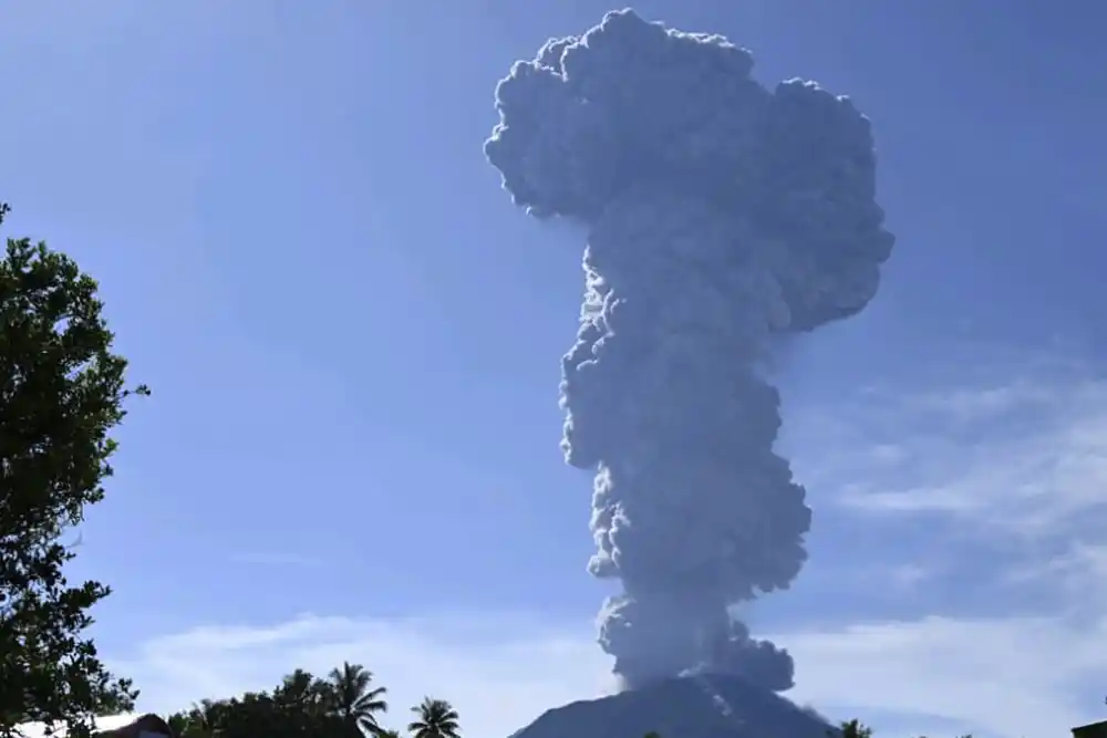 Indonezijski vulkan Ibu eruptira, izbacujući gust pepeo i tamne oblake na nebo