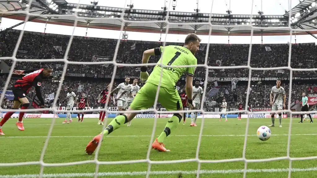 Lukaš Hradecki postavlja rekord za strane golmane u Bundesligi