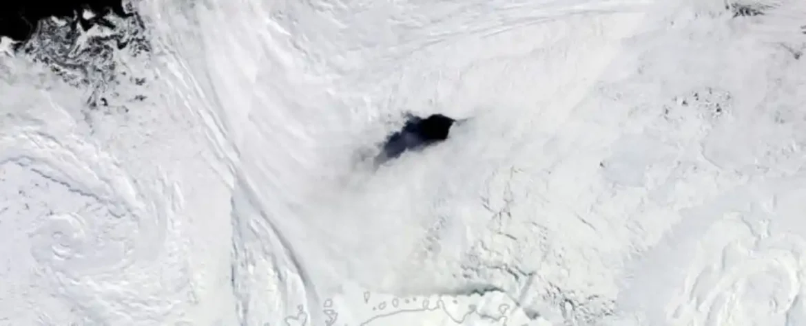 Naučnici rešili 50-godišnju misteriju o tome šta je probušilo džinovsku rupu u ledu na Antarktiku