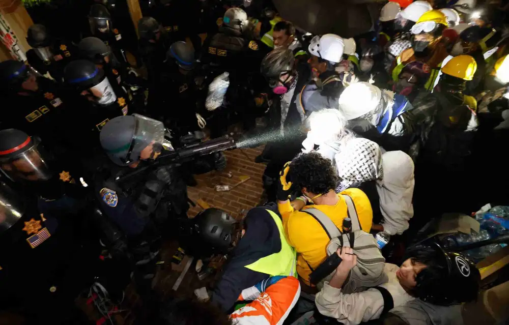 Policija isterala propalestinske demonstrante, studente sa Njujorškog univerziteta