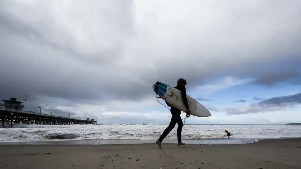 Kalifornijska plaža zatvorena nakon što je ajkula oborila surfera sa daske