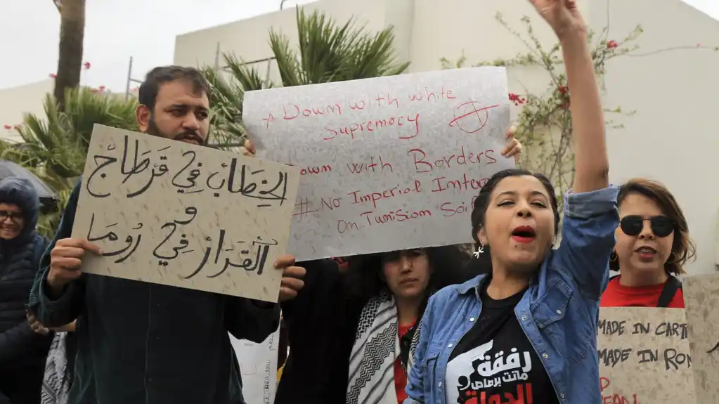 Eskalacija tenzija u Tunisu: Demonstranti traže bolja prava za migrante ispred sedišta Evropske unije