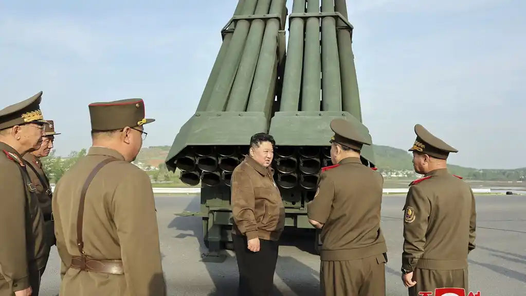 Severnokorejski lider Kim nadgleda najnovije testiranje novog višecevnog bacača raketa