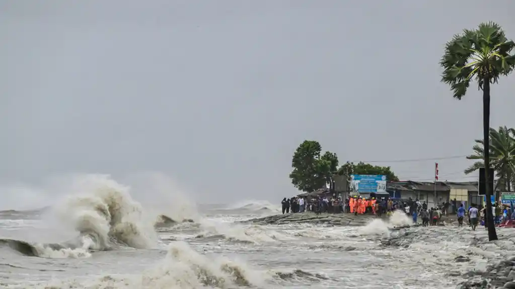 Skoro milion evakuisanih nakon što je ciklon pogodio Bangladeš i Indiju