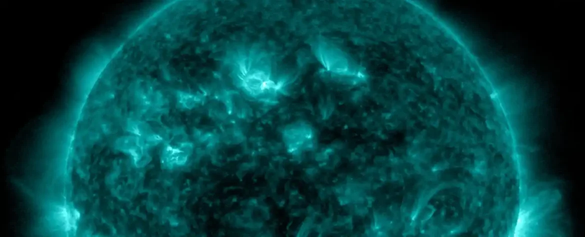 Snažne solarne baklje su upravo izbile na Suncu, a njihovi efekti utiču na Zemlju