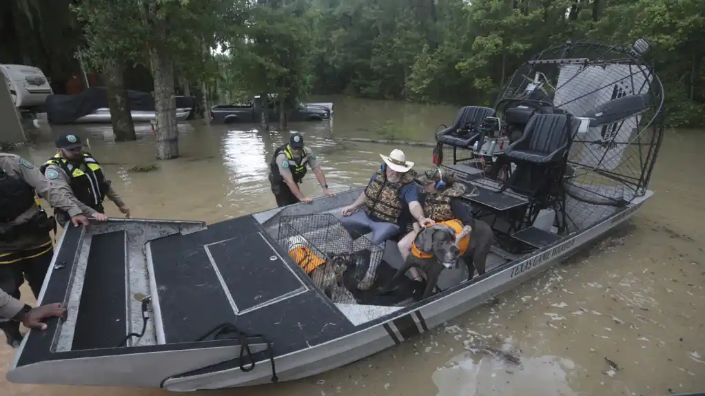 Stotine ljudi spašeno iz poplava u Teksasu, prognoze nalažu još kiše i porast vode