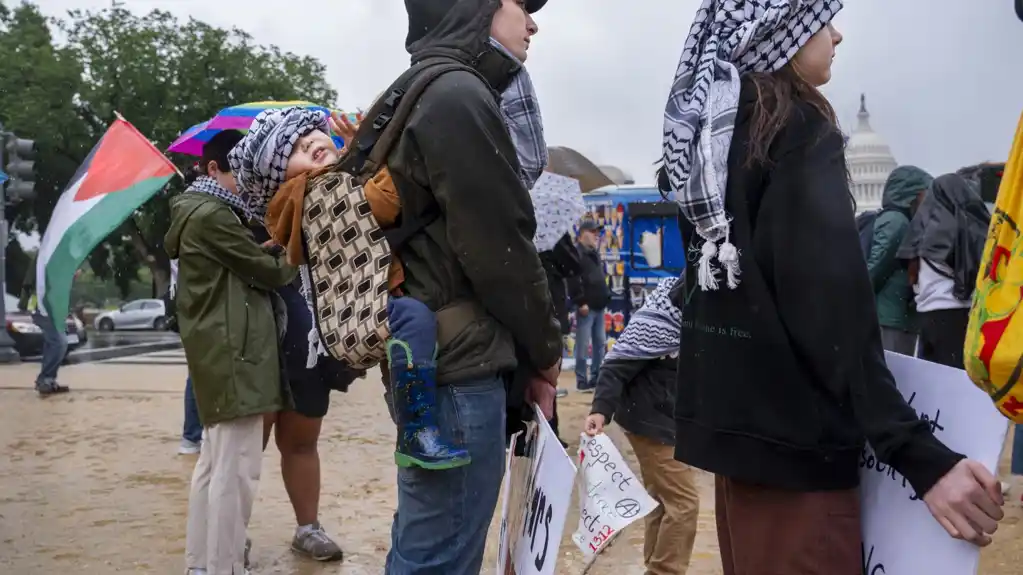 Stotine propalestinskih demonstranata okupljaju se u Vašingtonu, kritikuju izraelsku akciju u Gazi