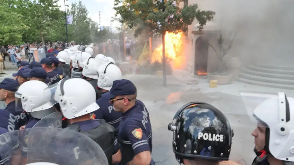 Protest opozicije u Tirani – Molotovljevim koktelima na gradsku skupštinu