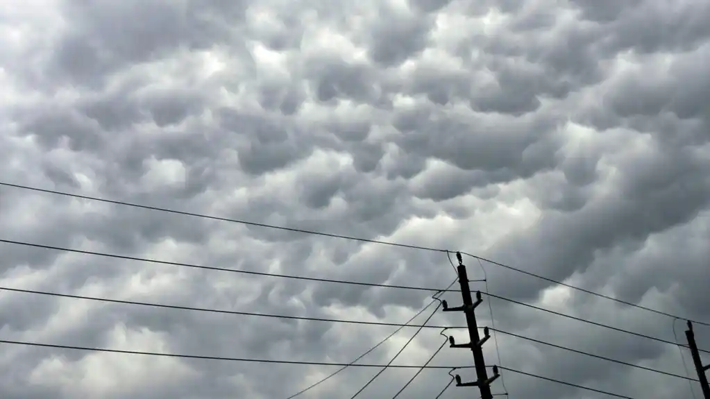 Tornado razorio kuće i dalekovode u Oklahomi, dok su oluje zahvatile centralni deo SAD