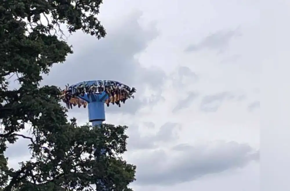 Ekipe spasavaju 30 ljudi zarobljenih naopačke visoko na vožnji u zabavnom parku u Oregonu