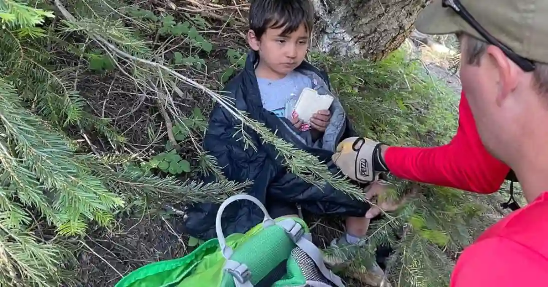 Kalifornijski dečak (4), koji je nestao iz kampa, pronađen nakon 22 sata u divljini