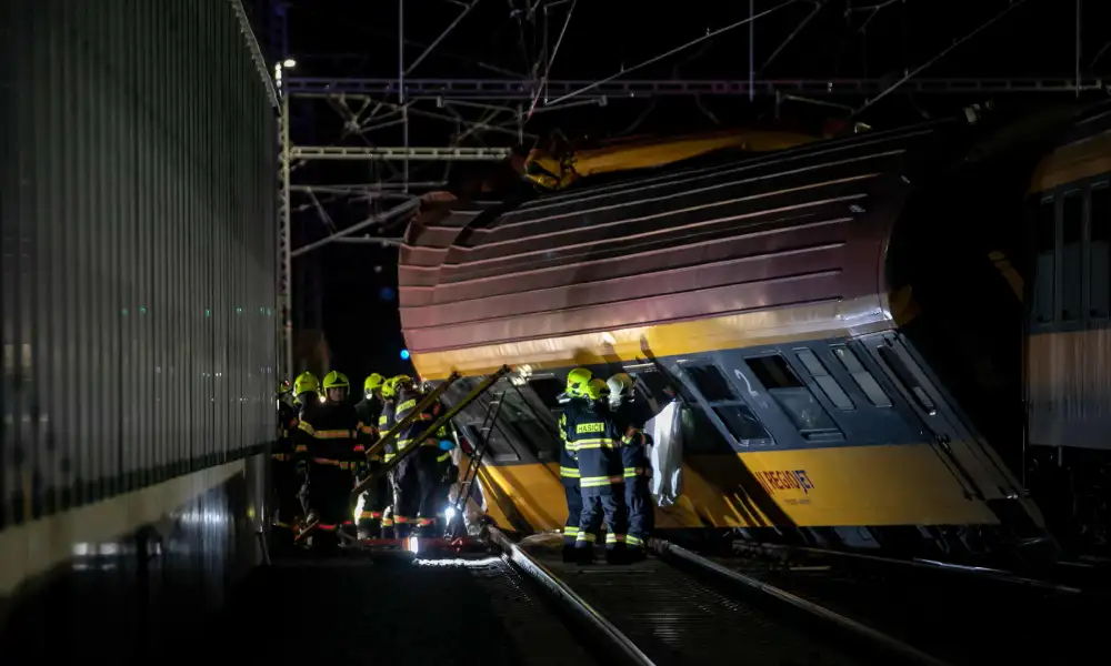 Najmanje 4 osobe su poginule, 23 povređene u sudaru vozova u Češkoj, saopštili su zvaničnici