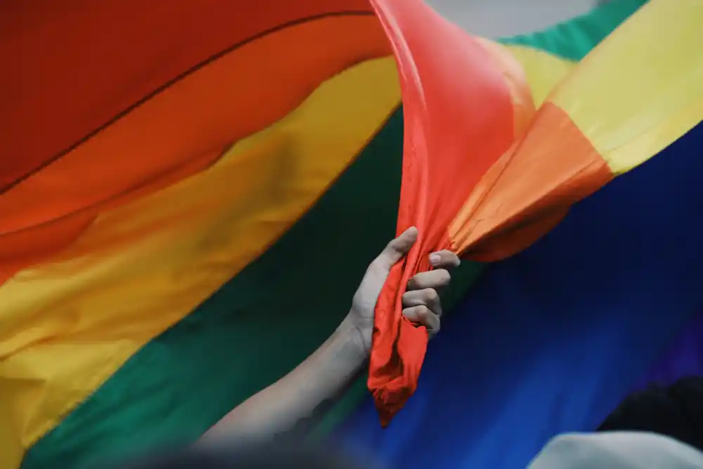 Demonstranti se okupili ispred bugarskog parlamenta kako bi osudili zabranu LGBTK+ „propagande“ u školama