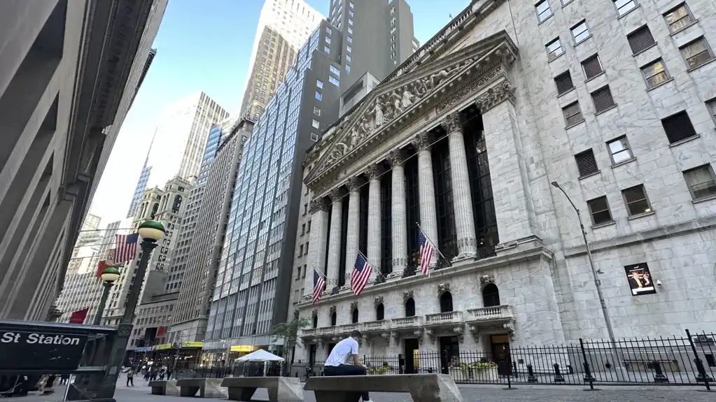 Pad akcija na Volstritu briše nedeljne dobitke S&P 500
