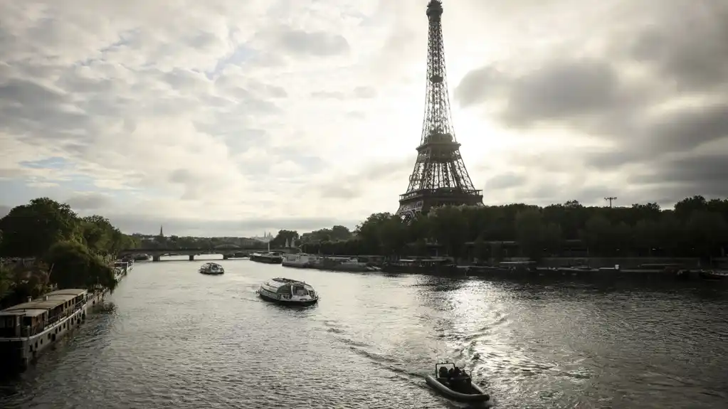 Čamci krstare rekom Senom na probi za ceremoniju otvaranja Olimpijskih igara u Parizu