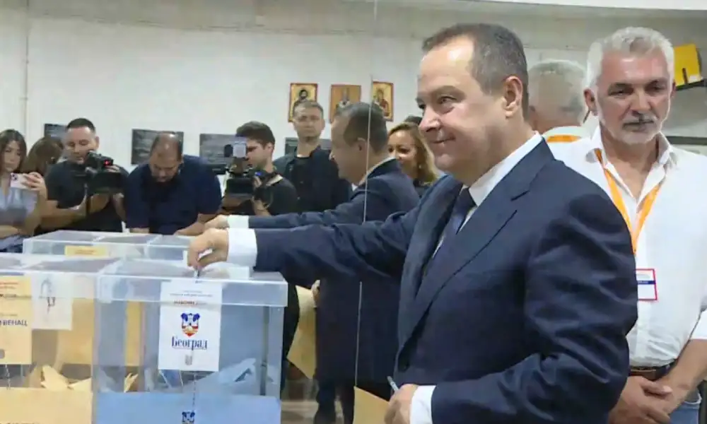 Dačić sa porodicom glasao na Dedinju