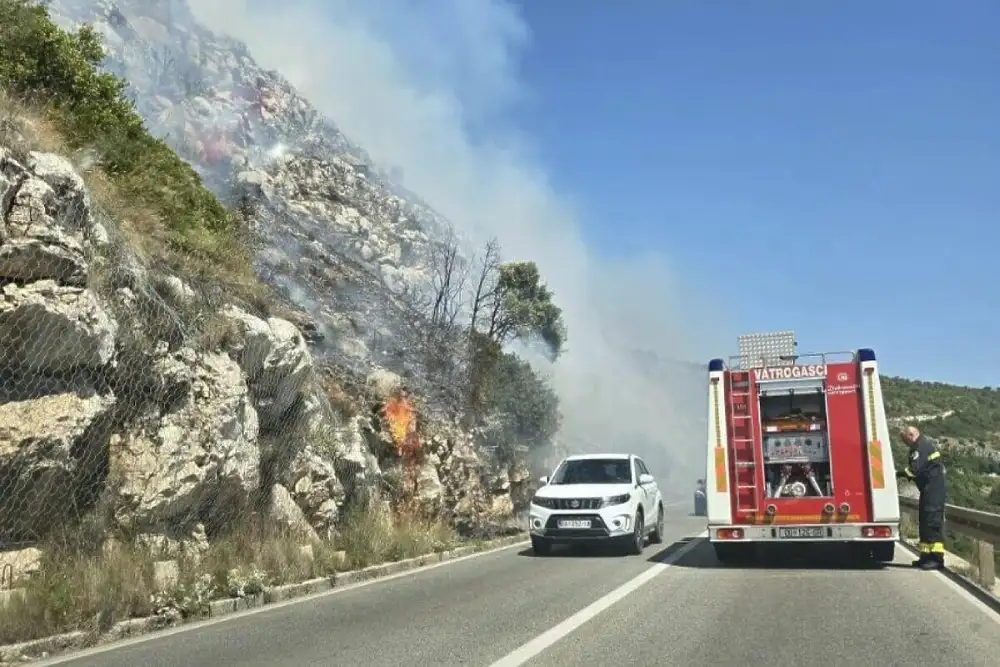 Veliki požar iznad Dubrovnika: Prekinut saobraćaj na Jadranskoj magistrali