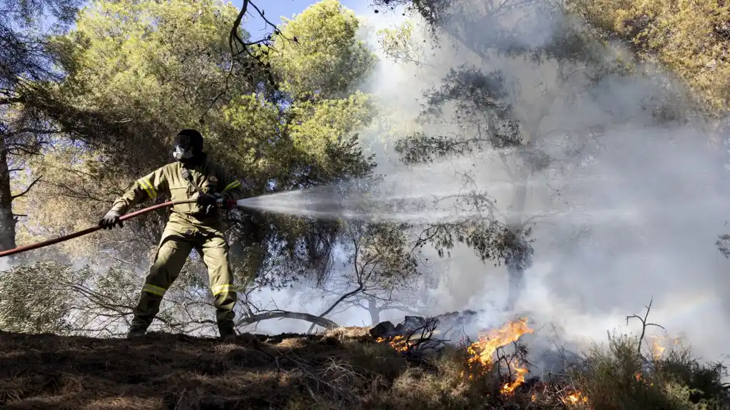 Požari u blizini Atine: Vlasti naredile evakuaciju i hitne mere za zaštitu stanovništva