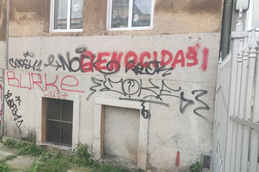 Natpis „genocidaši“ na zgradi pored Ambasade Srbije u Sarajevu