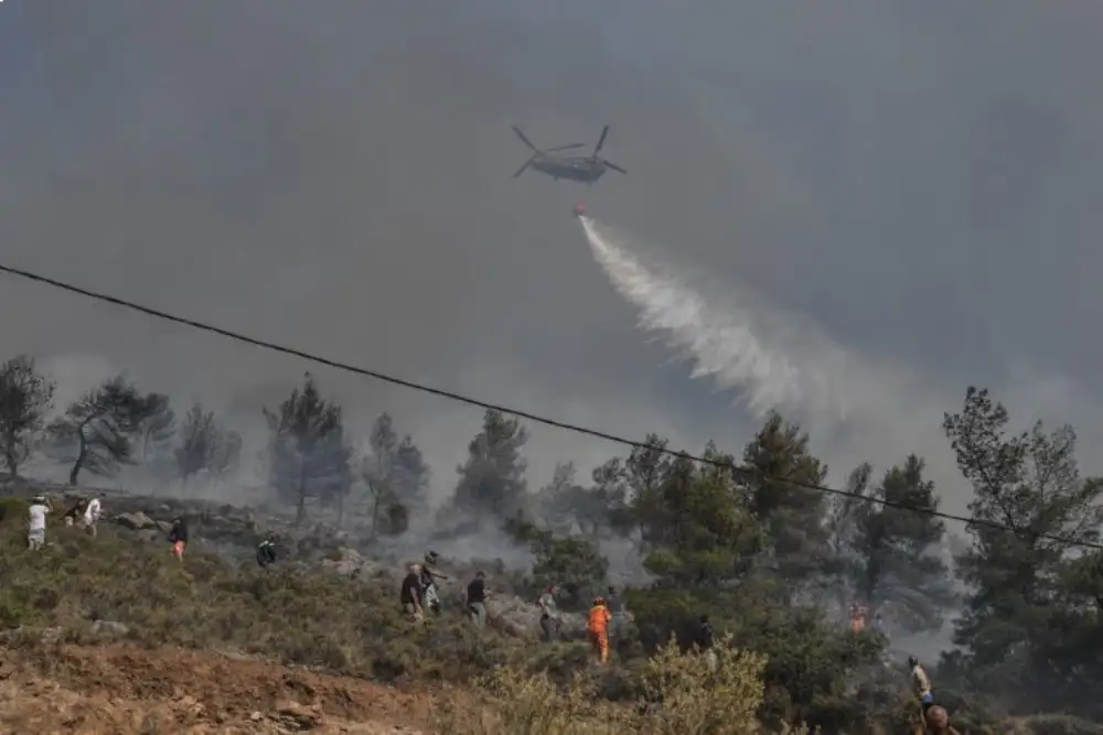 Požar u Grčkoj: Vatra stigla do kuća nedaleko od Glifade, naređena evakuacija