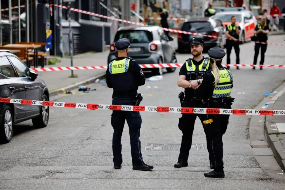 Policija u Hamburgu upucala čoveka sa sekirom pre meča Holandije i Poljske