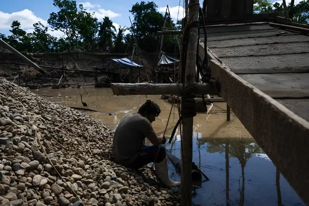 Ilegalno iskopavanje zlata jede peruanski Amazon